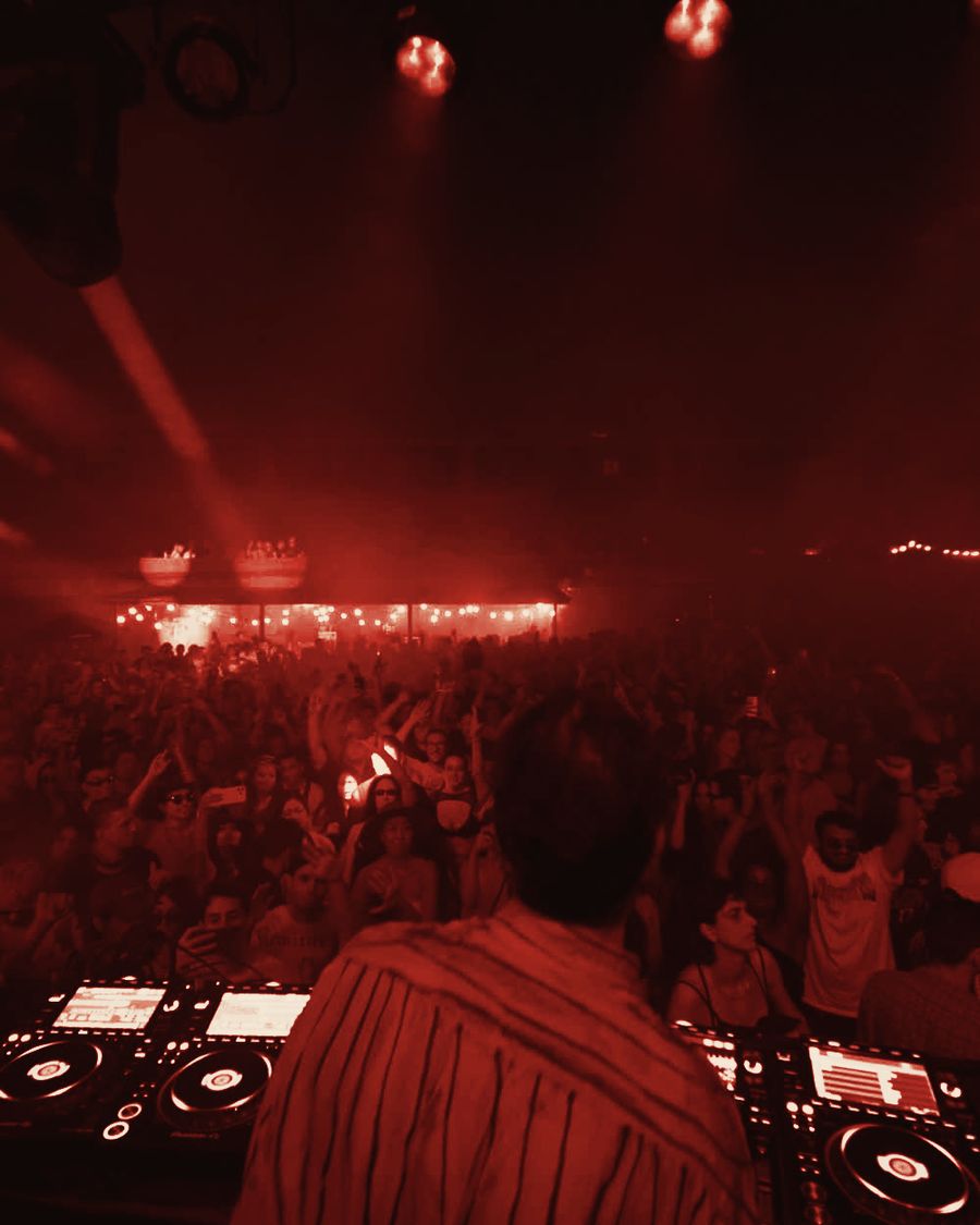 Vue depuis l’arrière du DJ booth